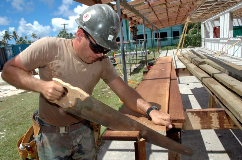 charpentier-ASCROS-min_worker_construction_building_carpenter_male_job_build_helmet-893290